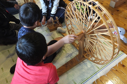 いつきのみや歴史体験館　糸車　体験　学校